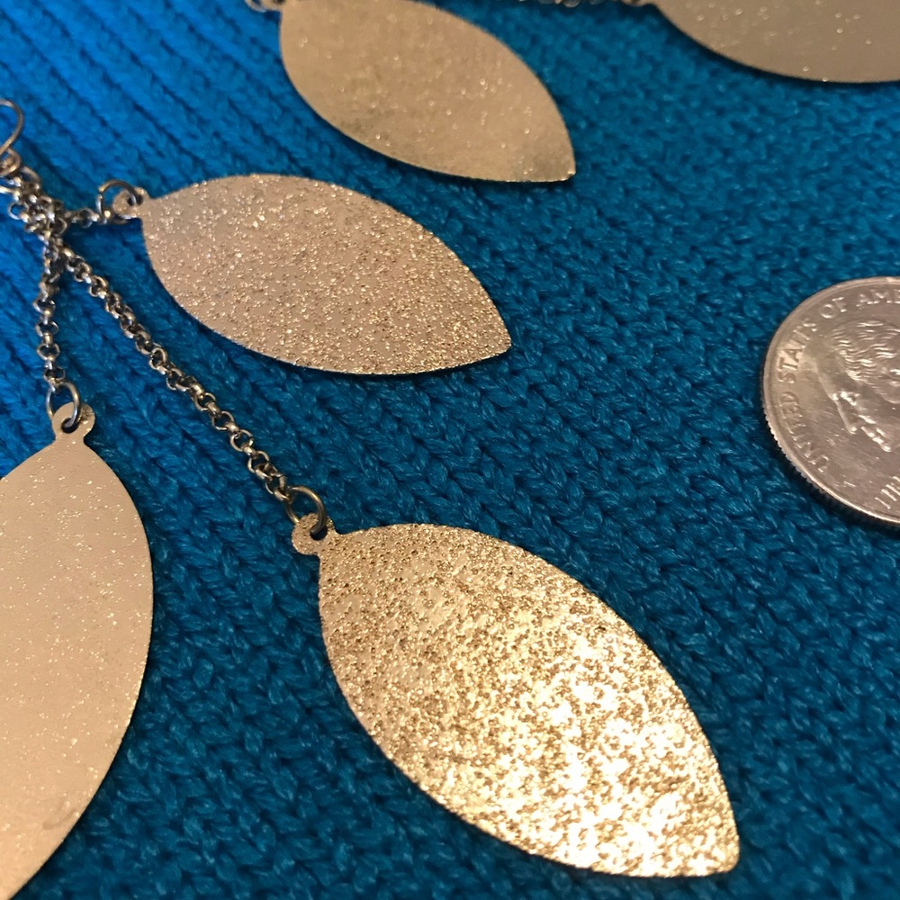 🍂Gold tone dangle leaf earrings🍂 - Picture 5 of 5